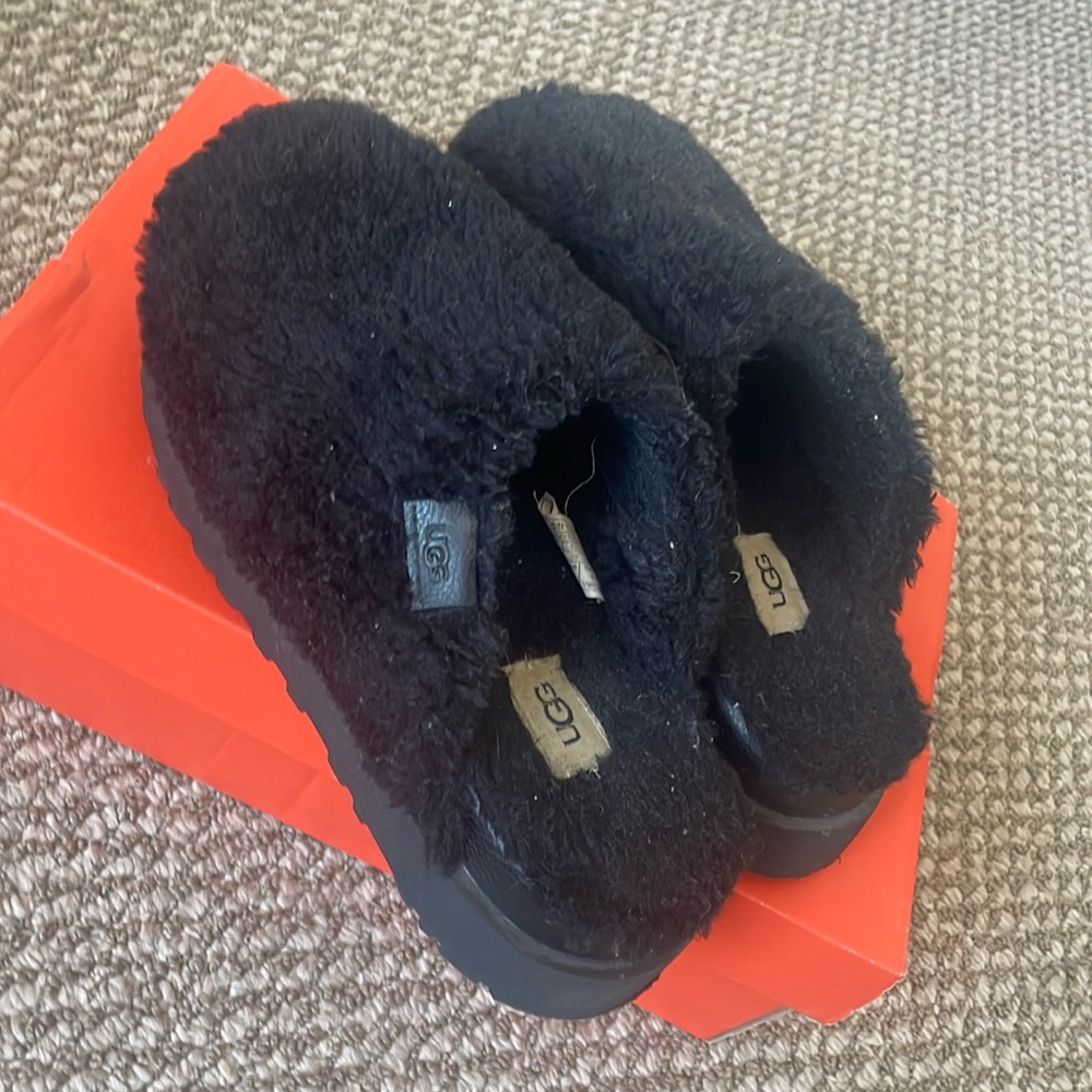 UGG Maxi Curly Platform Slipper